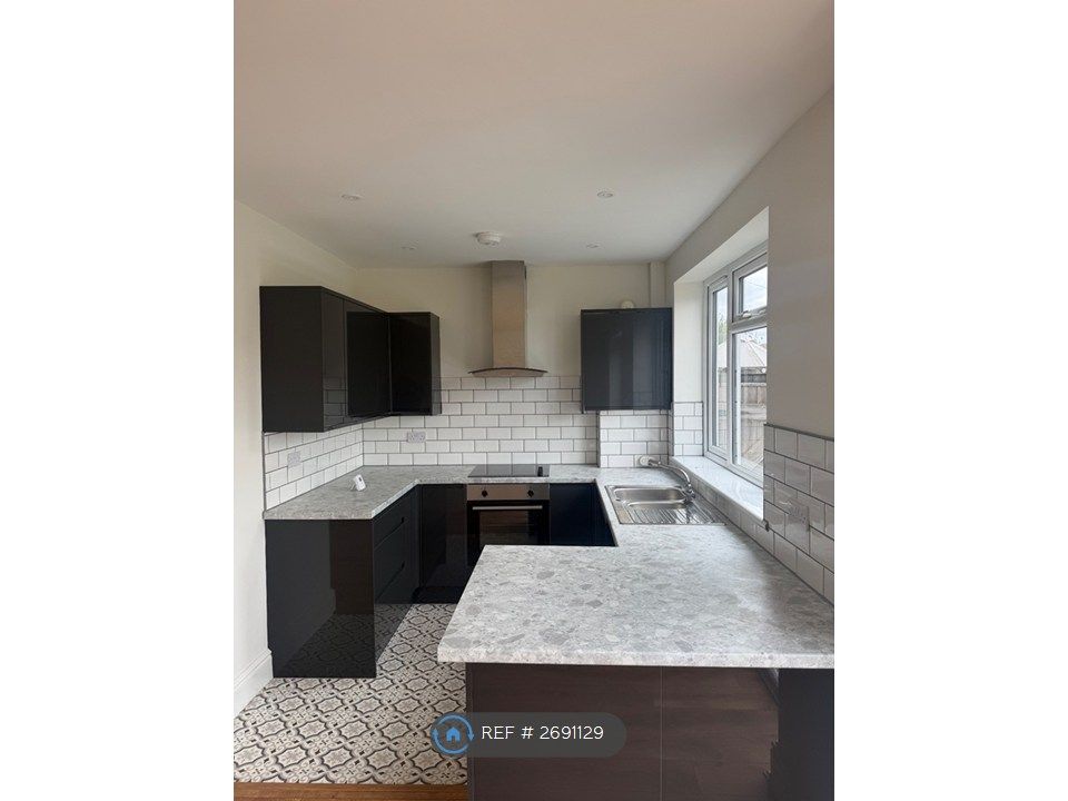 Property photo 2 of 9 Kitchen