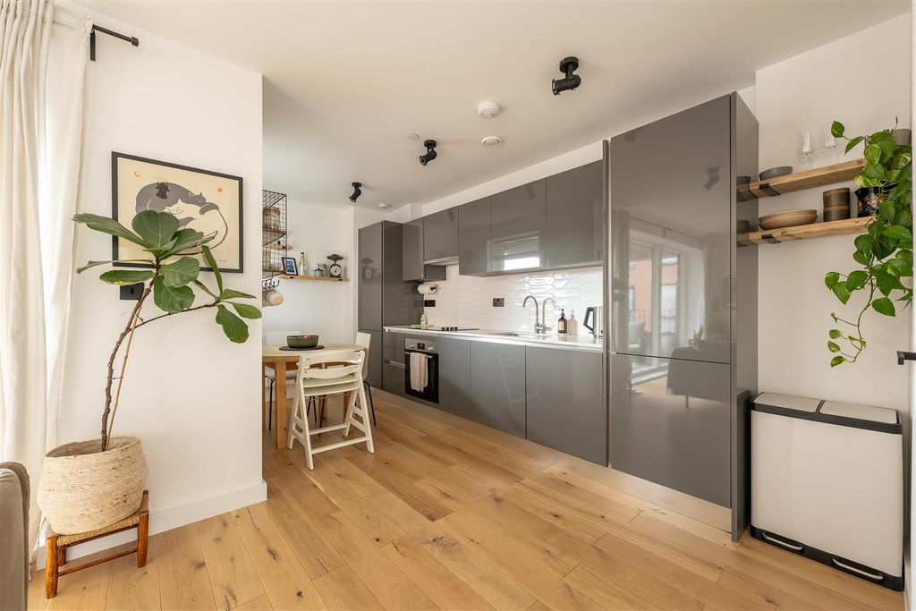 Property photo 3 of 25 Wood Street, E17