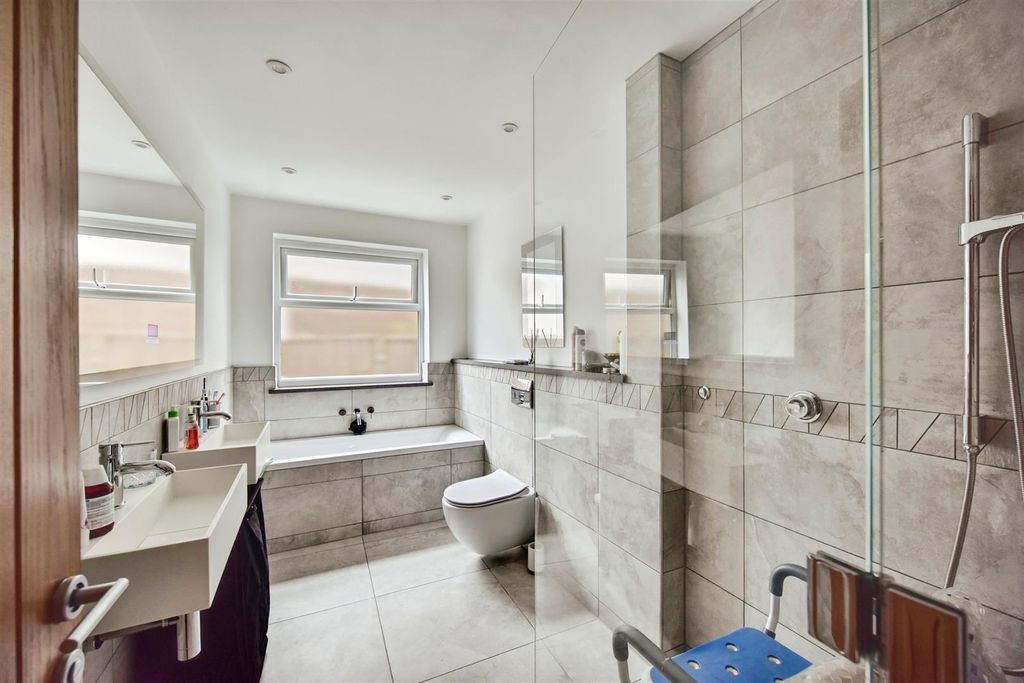 Property photo 3 of 20 Family Bathroom