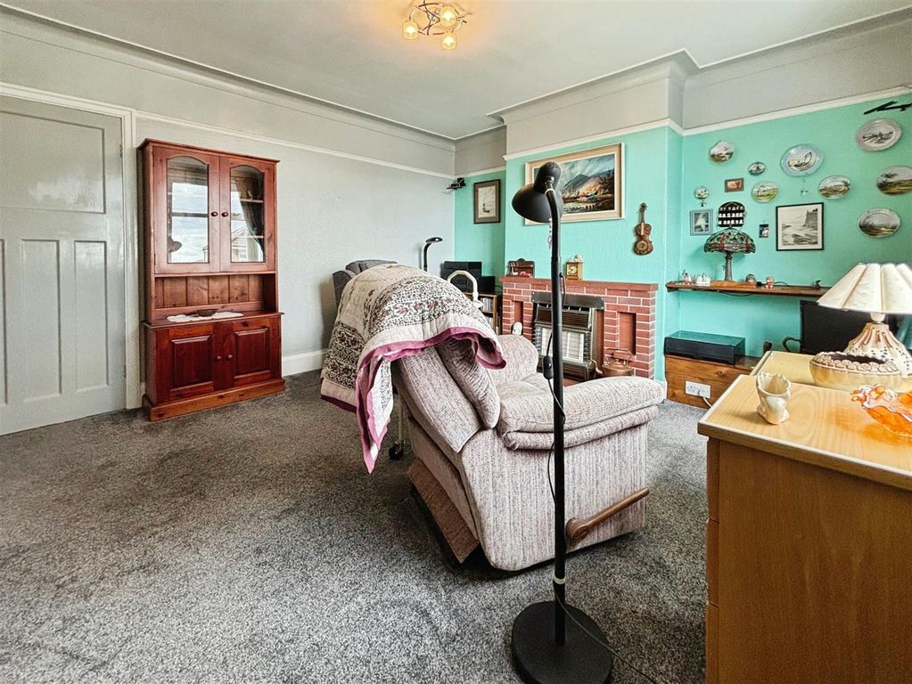 Property photo 3 of 18 Lounge