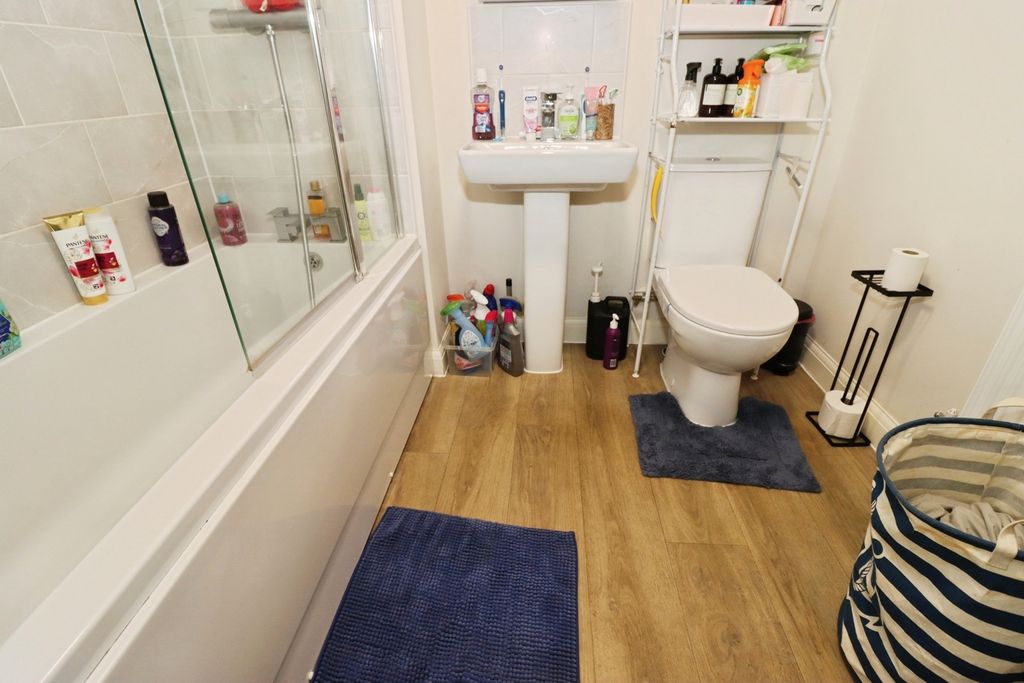 Property photo 3 of 20 Bathroom