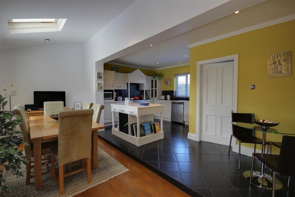 Property photo 3 of 24 Dining Kitchen