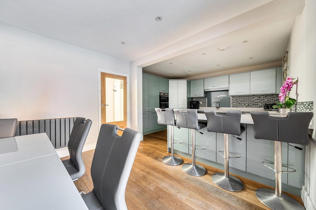 Property photo 2 of 25 Kitchen Diner