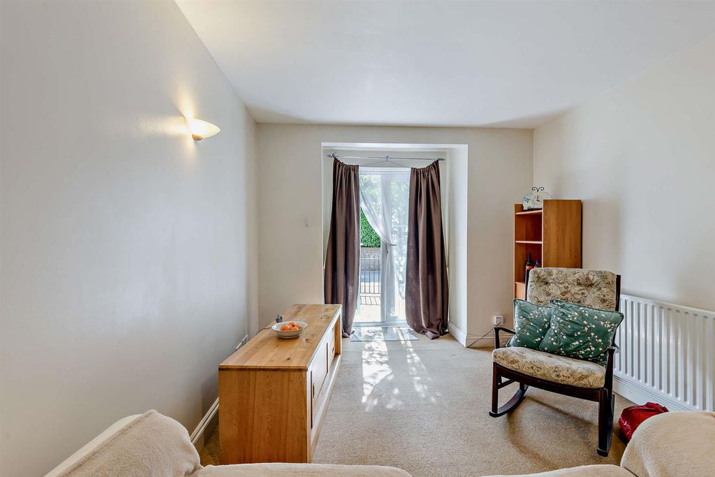 Property photo 3 of 10 8659890-Interior09-800.Jpg