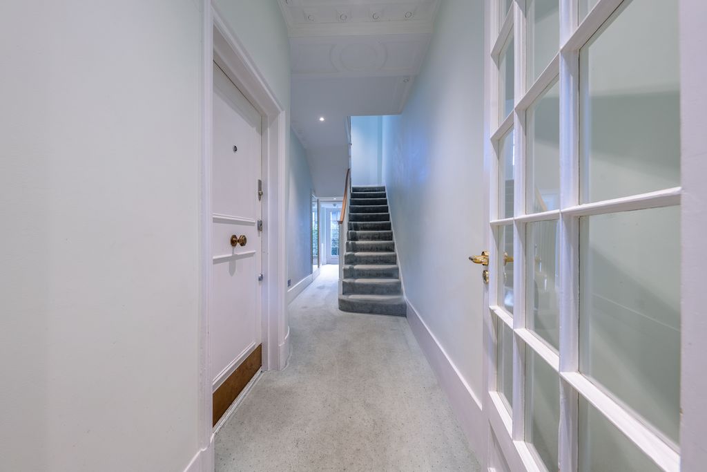 Property photo 3 of 9 Hallway