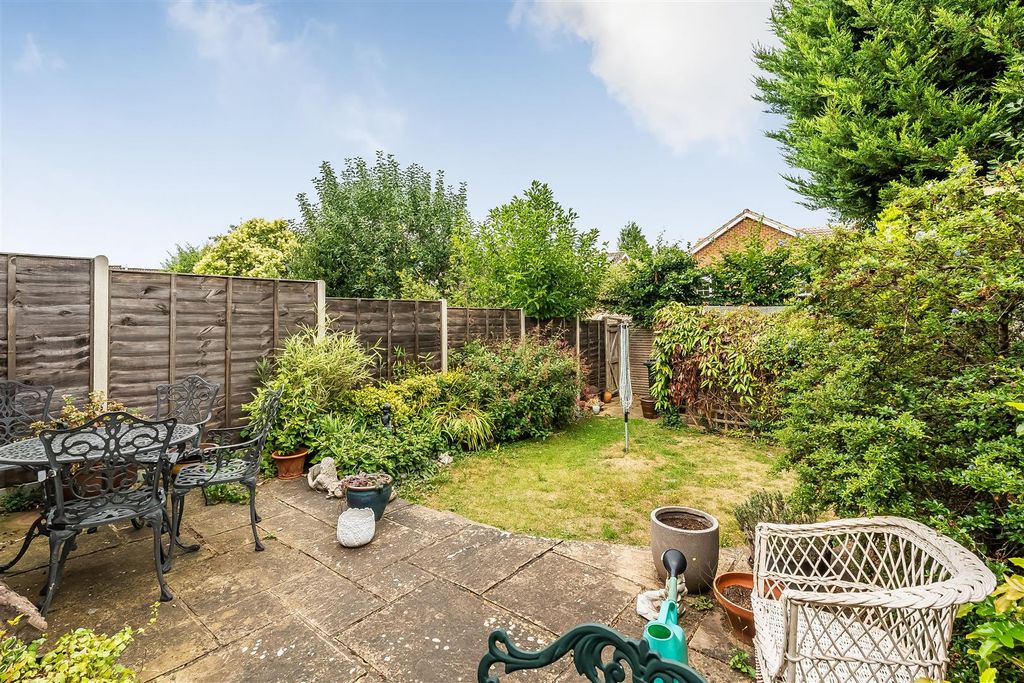 Property photo 2 of 12 19-Aquila-Close-11.Jpg