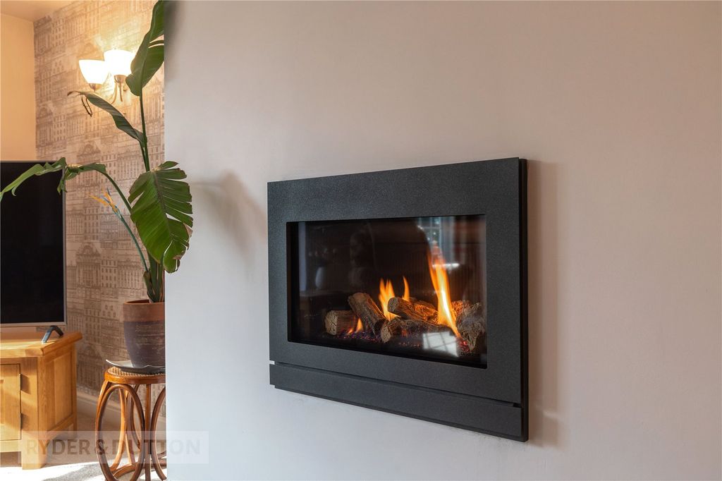 Property photo 3 of 32 Stylish Gas Fire