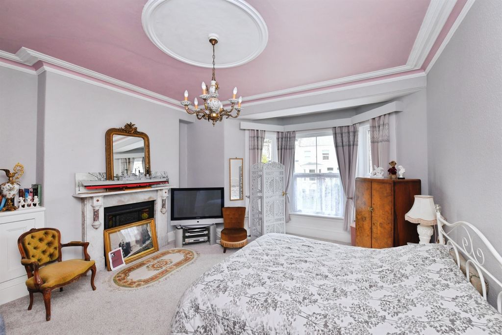 Property photo 3 of 33