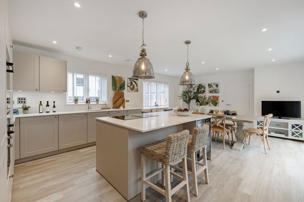 Property photo 3 of 14 Kitchen