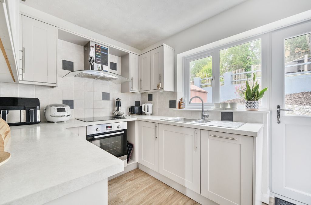 Property photo 3 of 20 1315785-13-685Ebe...