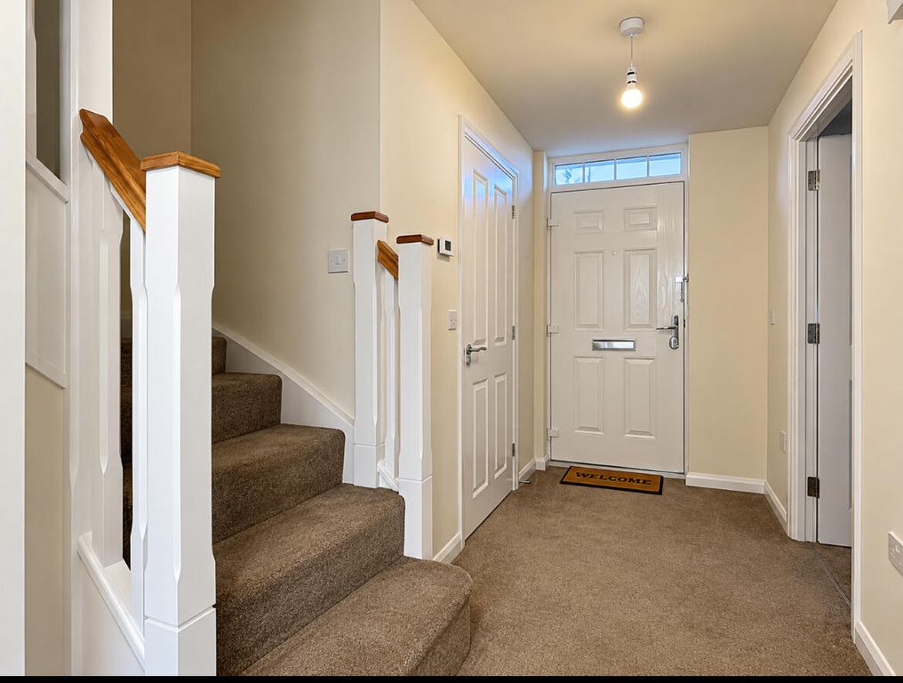 Property photo 2 of 11 Hallway