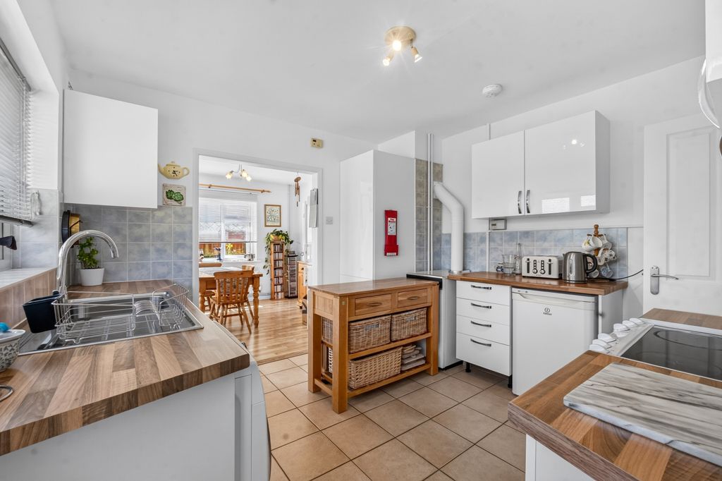 Property photo 3 of 18 Kitchen (2)