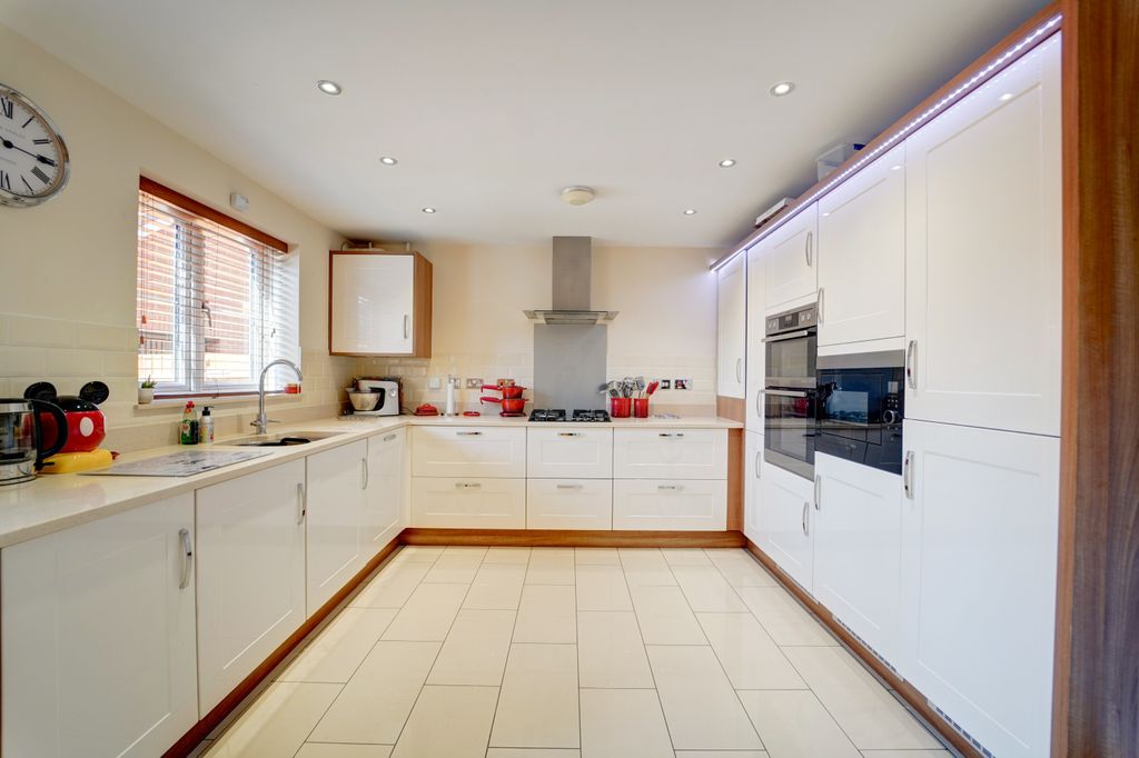 Property photo 3 of 25 Kitchen 2