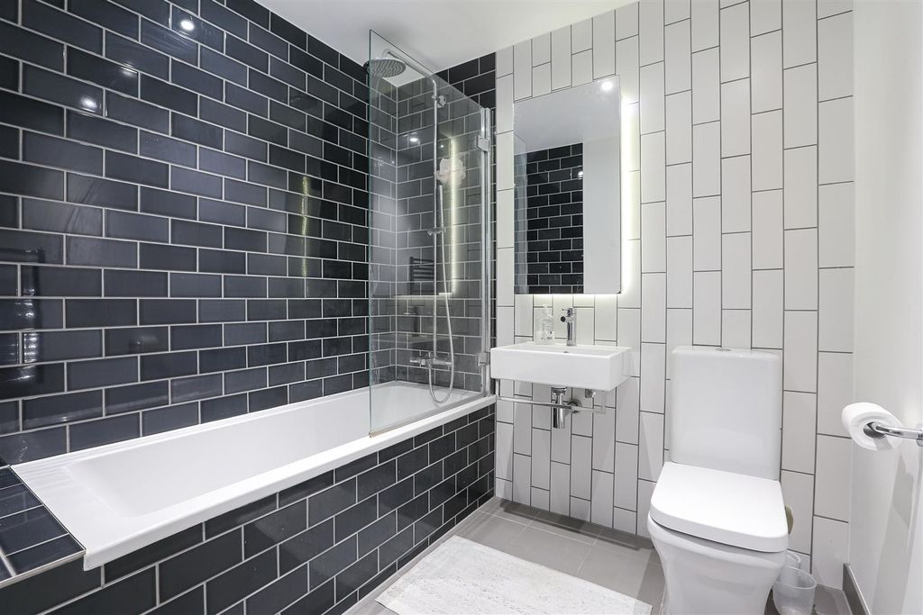 Property photo 3 of 10 Bathroom.Jpeg
