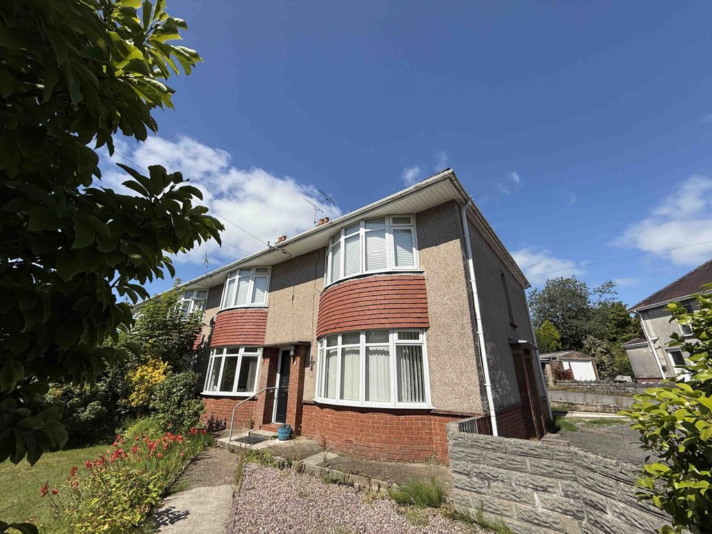 Property photo 1 of 7 2 Bedroom First Floor Flat For Rent