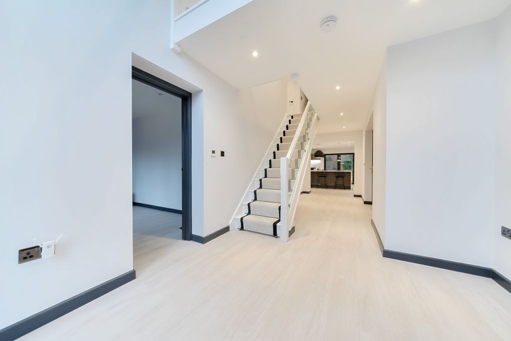 Property photo 2 of 20 Entrance Hall