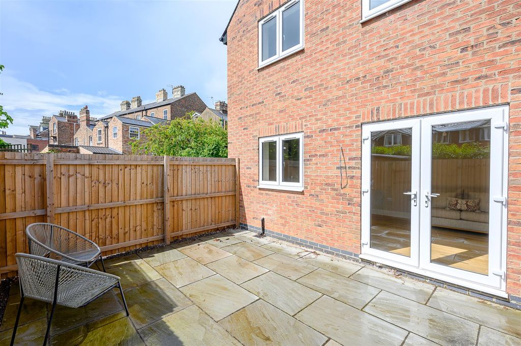 Property photo 3 of 13 Courtyard