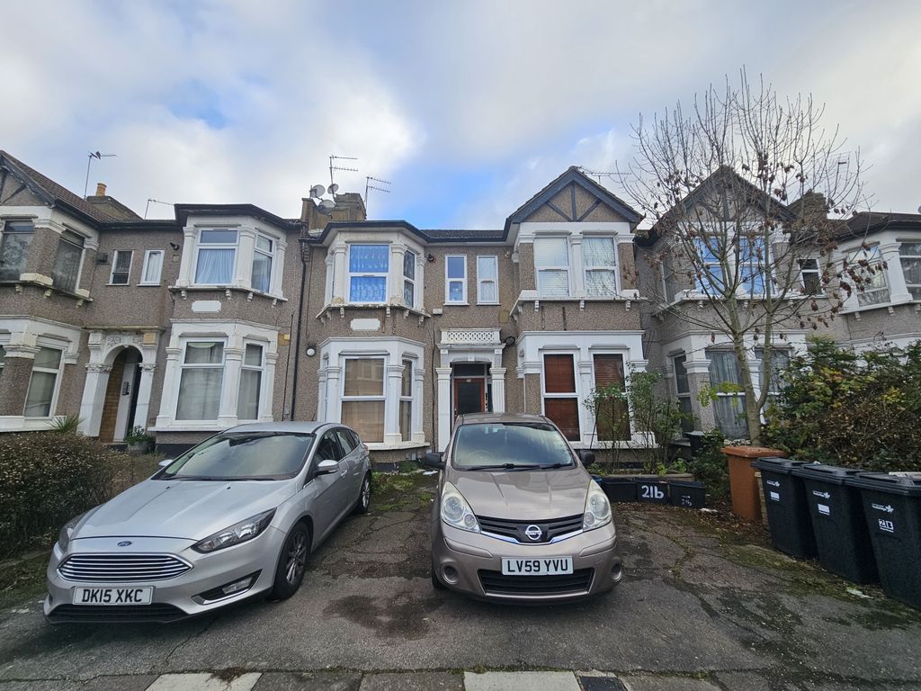 Property photo 1 of 17 1 Bedroom First Floor Flat For Sale - Strong Investment Oppurtunity.