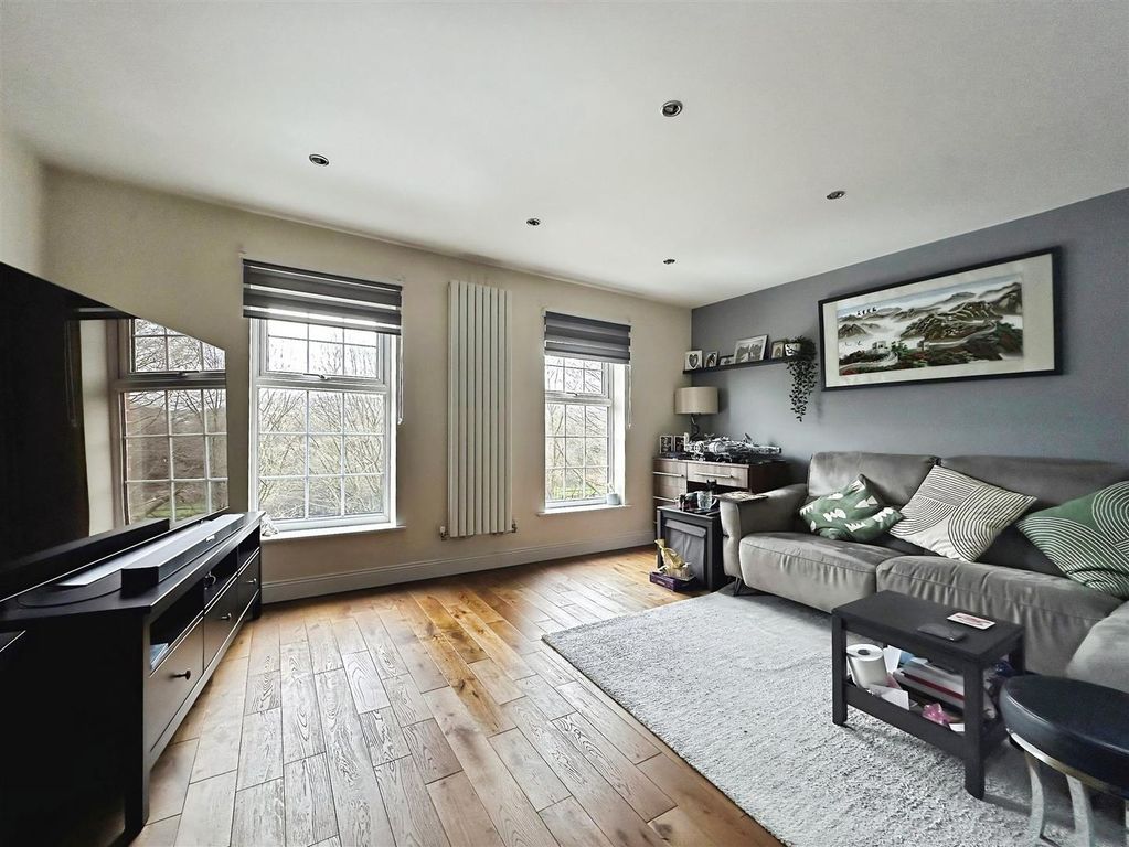 Property photo 3 of 21 Living Room