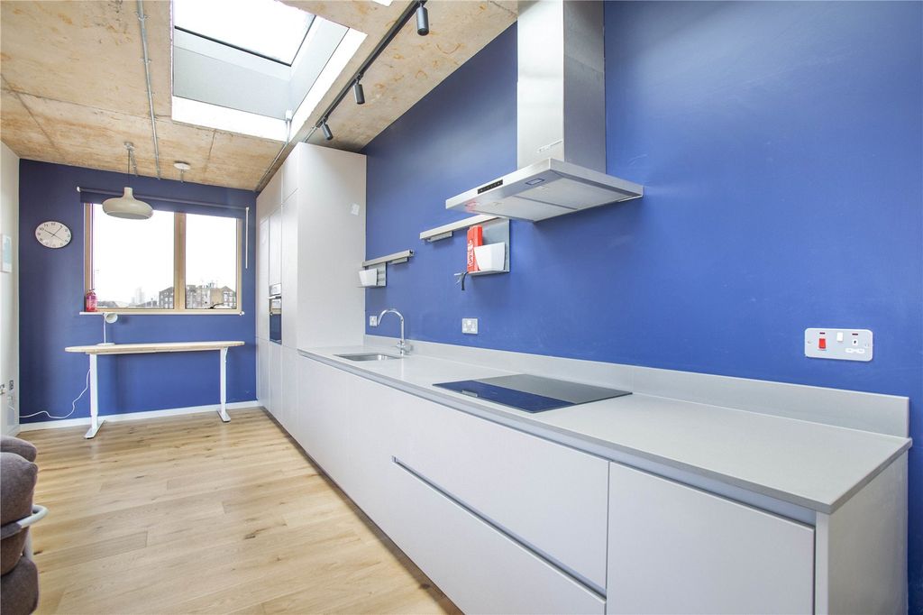 Property photo 3 of 19 Kitchen