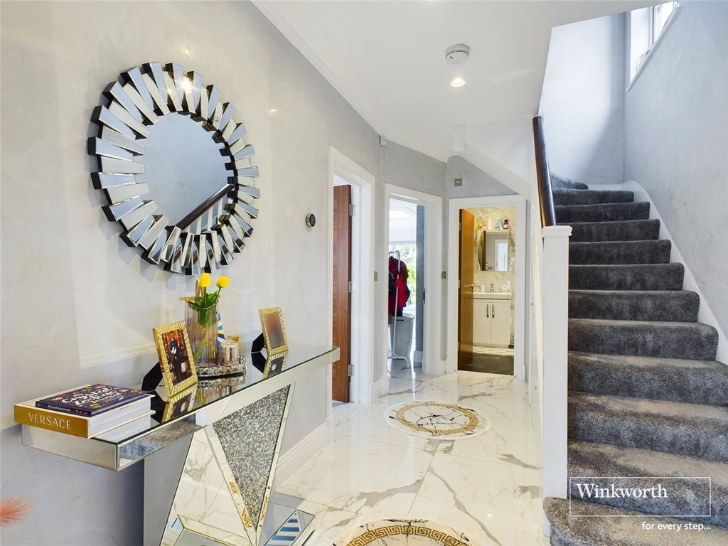 Property photo 3 of 13 Entrance Hall