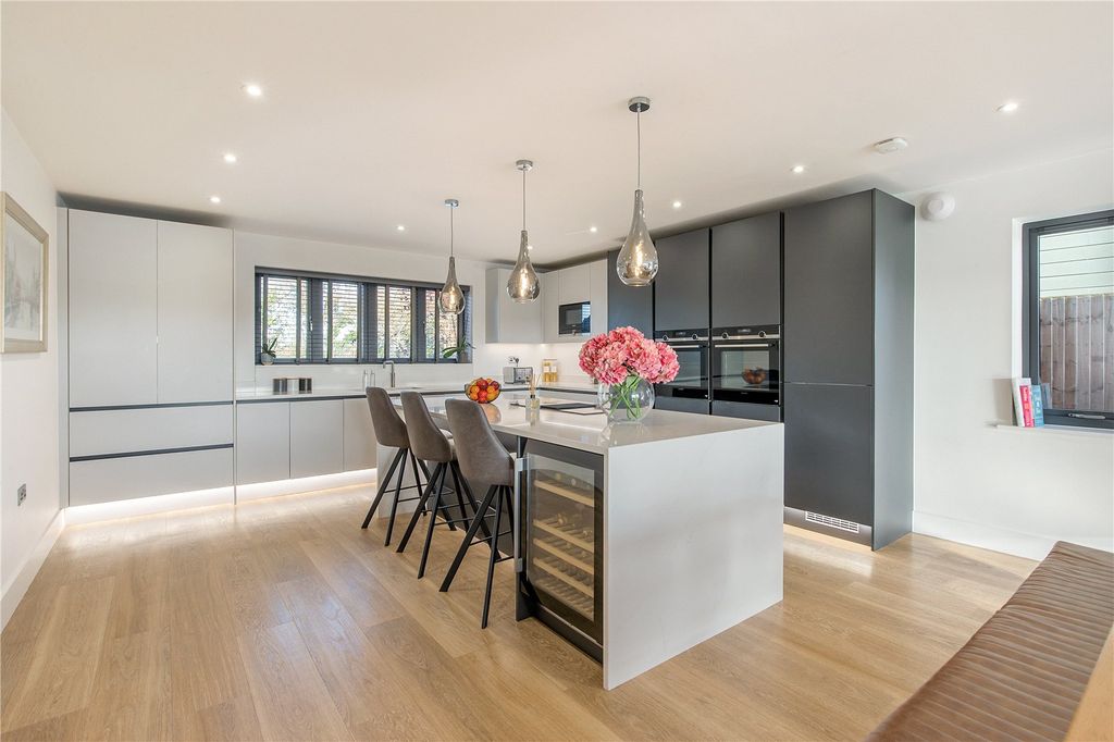 Property photo 3 of 20 Kitchen