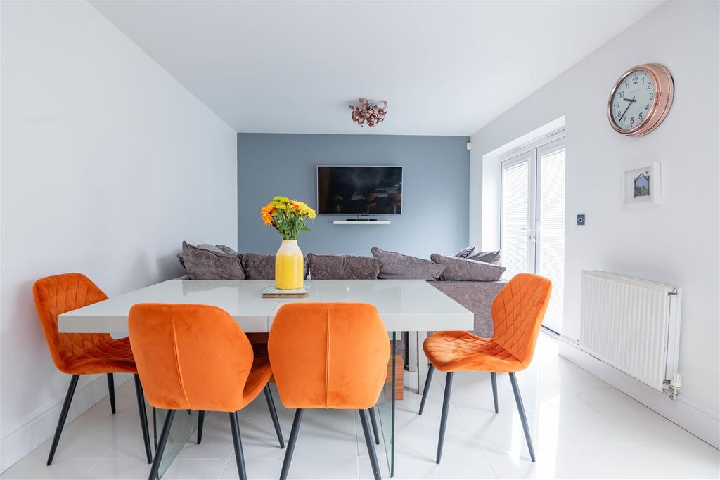 Property photo 3 of 25 Kitchen / Diner