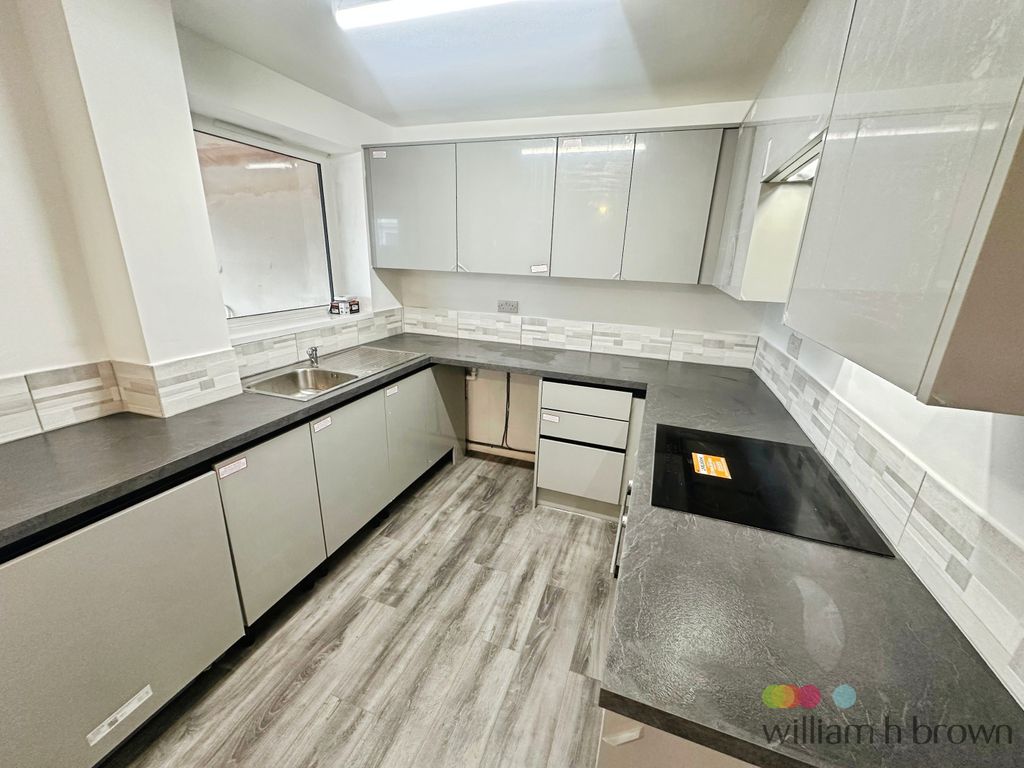 Property photo 3 of 11 Kitchen