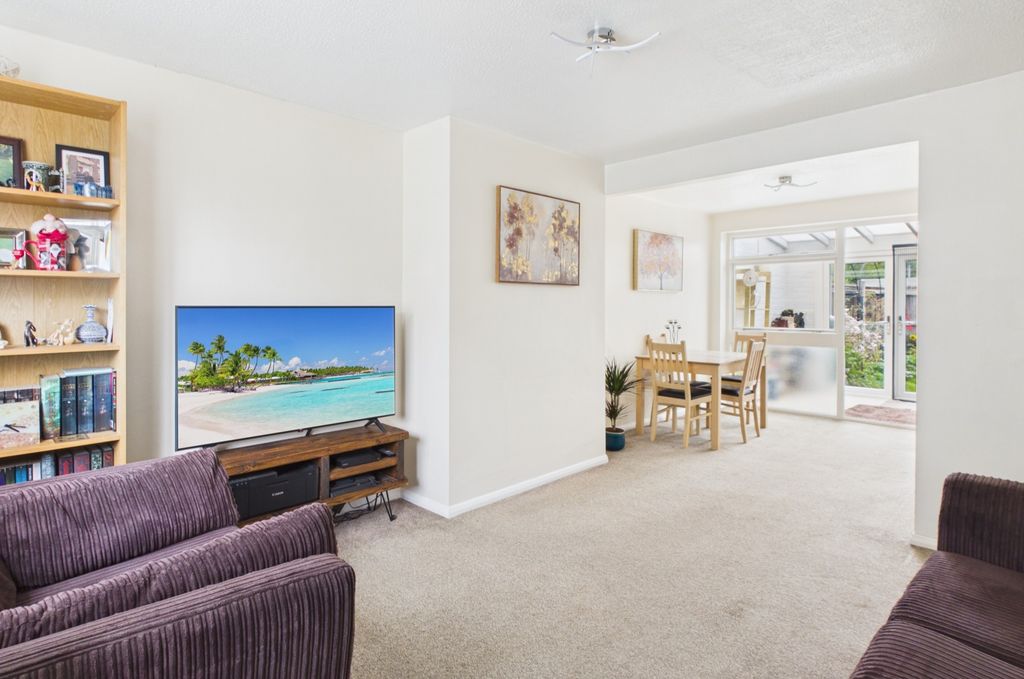 Property photo 3 of 14 Cam02519G0-Pr0479-Still008