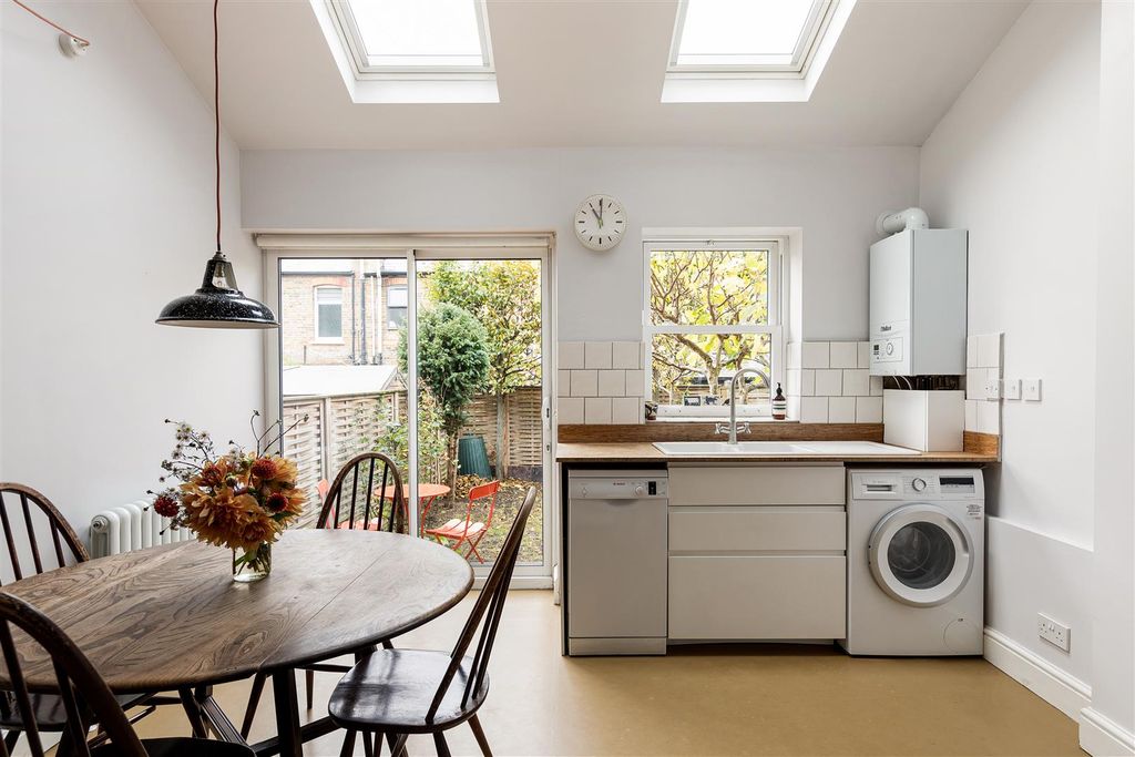 Property photo 3 of 40 Pasquier Road, E17