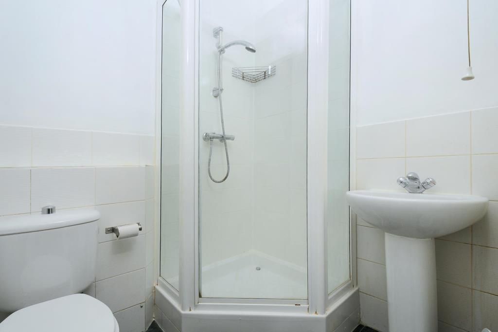 Property photo 3 of 10 Bathroom