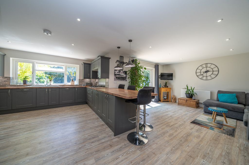 Property photo 3 of 31 Franks-Paddock-09261