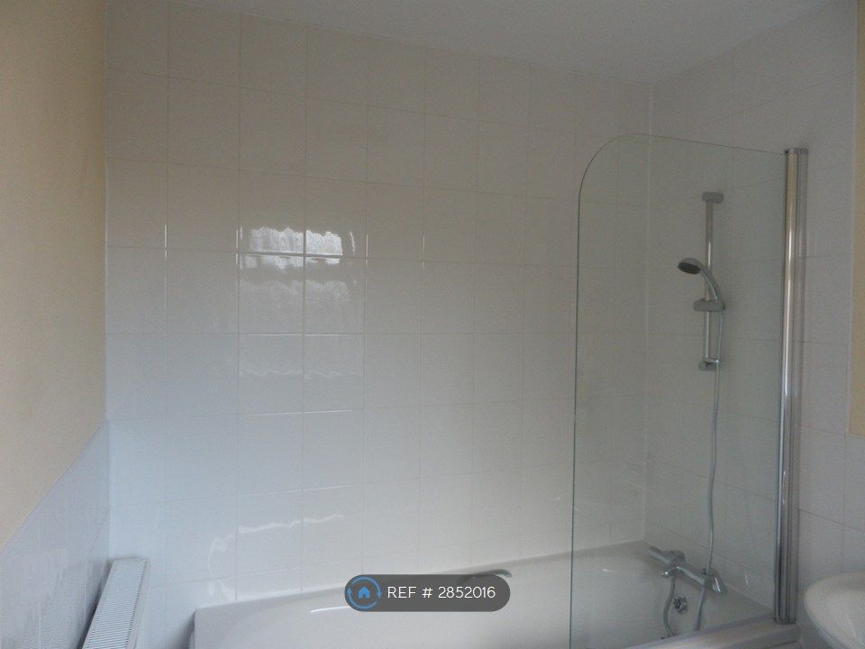 Property photo 2 of 10 Bathroom 1