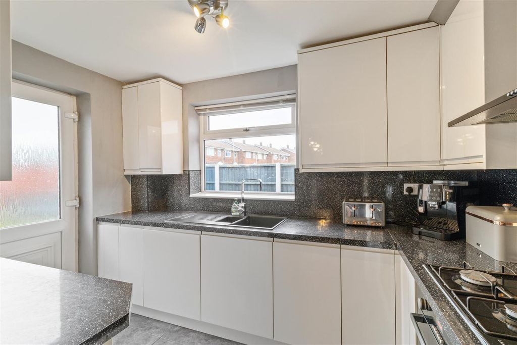 Property photo 3 of 19 Kitchen