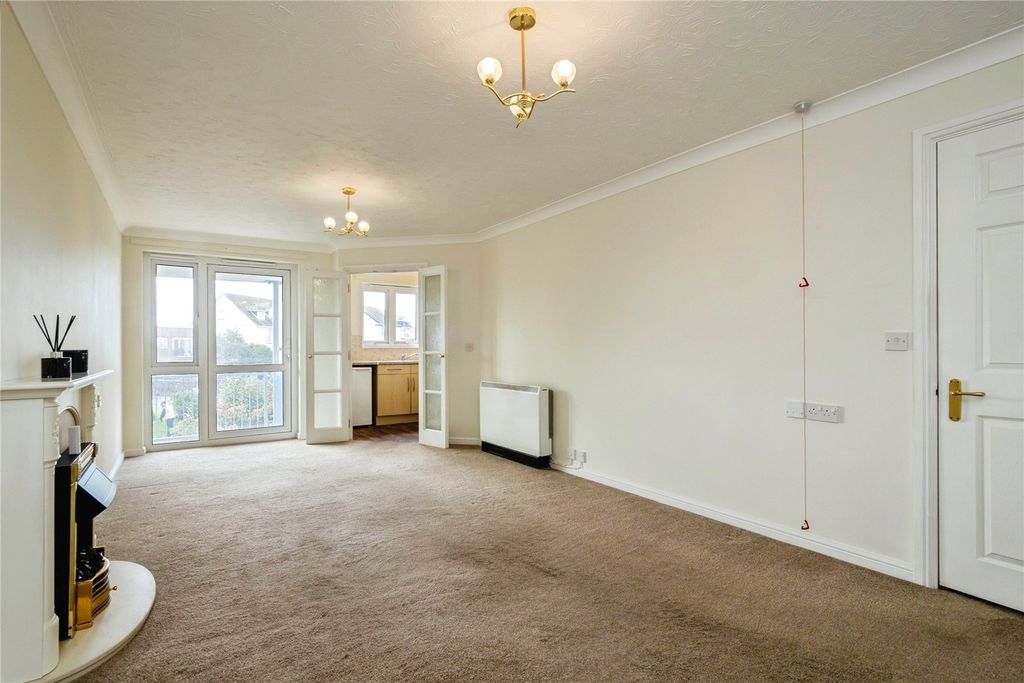 Property photo 3 of 11 Lounge