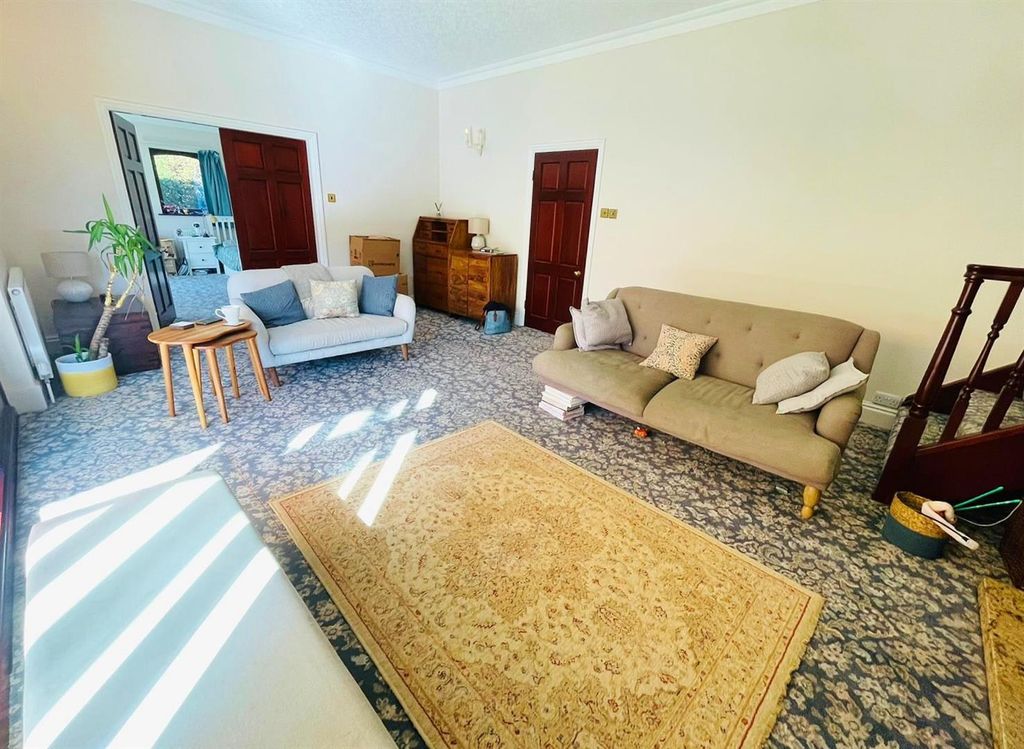 Property photo 3 of 22 Lounge