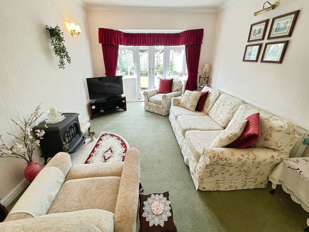 Property photo 2 of 18 Lounge
