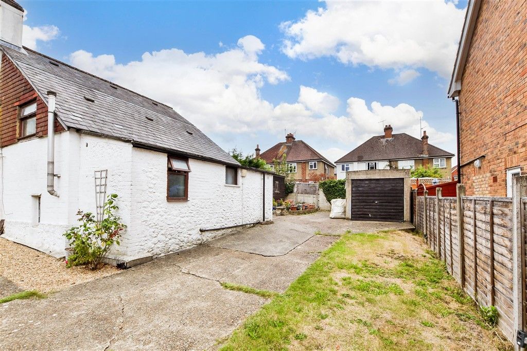 Property photo 1 of 10 Driveway Parking