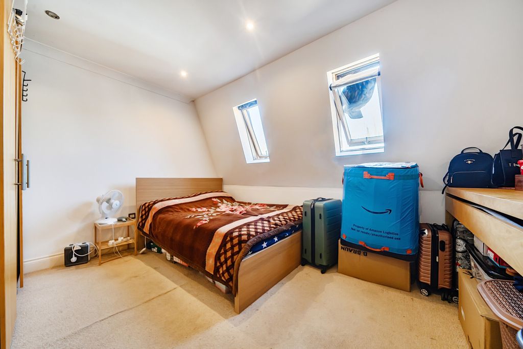 Property photo 2 of 8 1417569-5-699F33B...