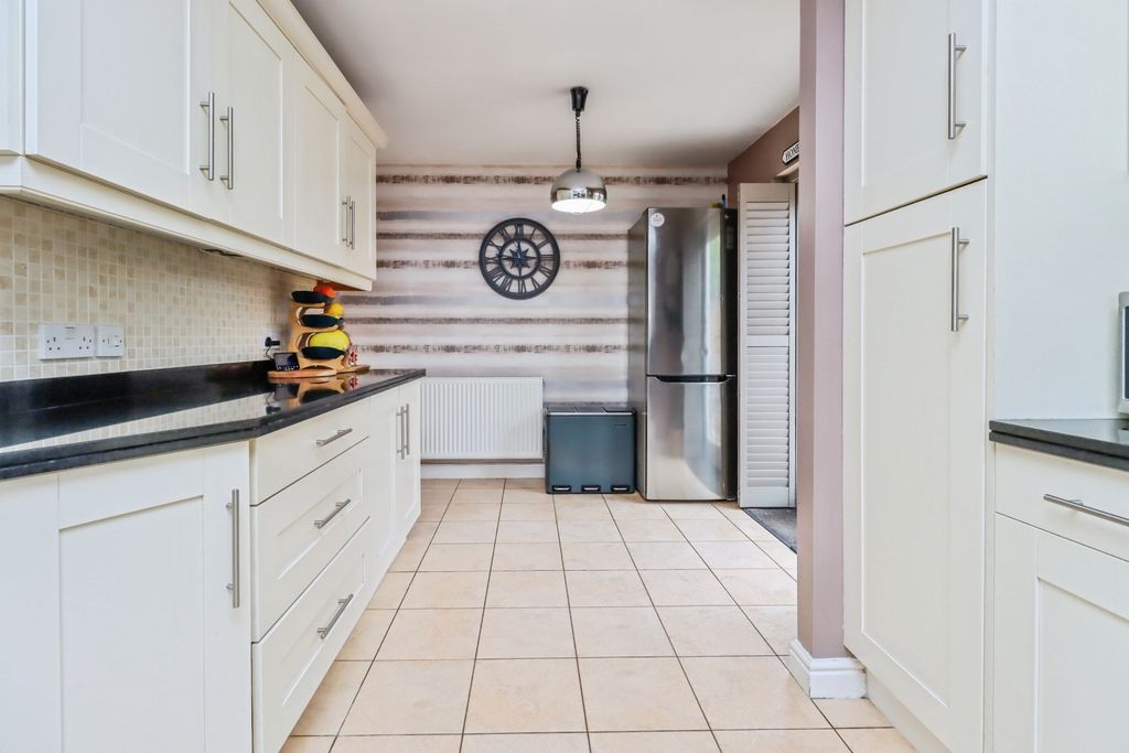 Property photo 2 of 18 4868564