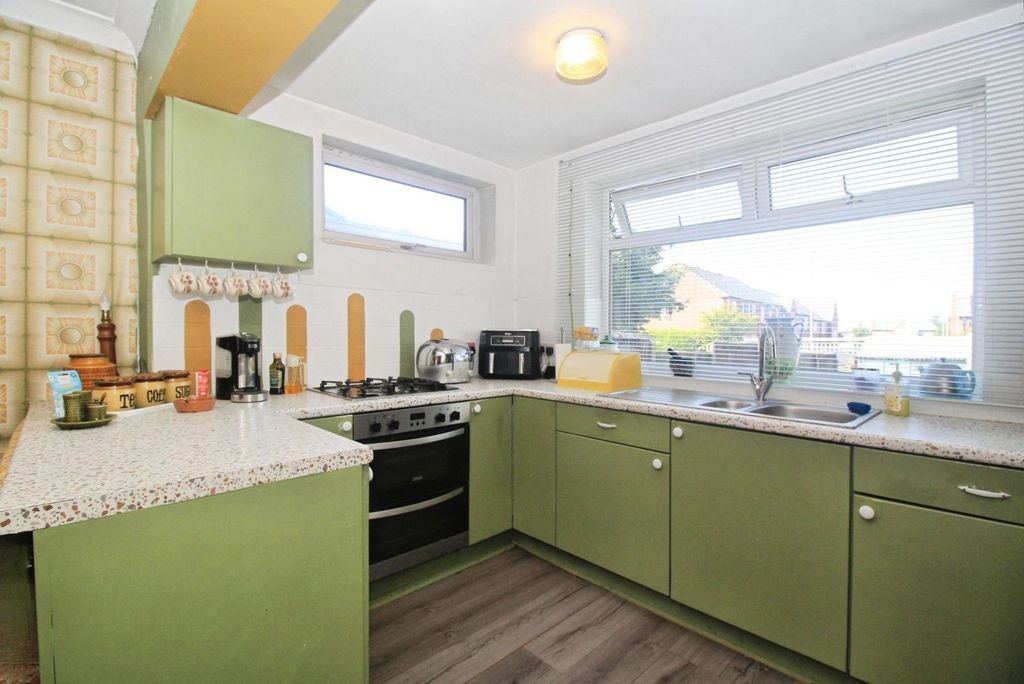 Property photo 3 of 11 Kitchen
