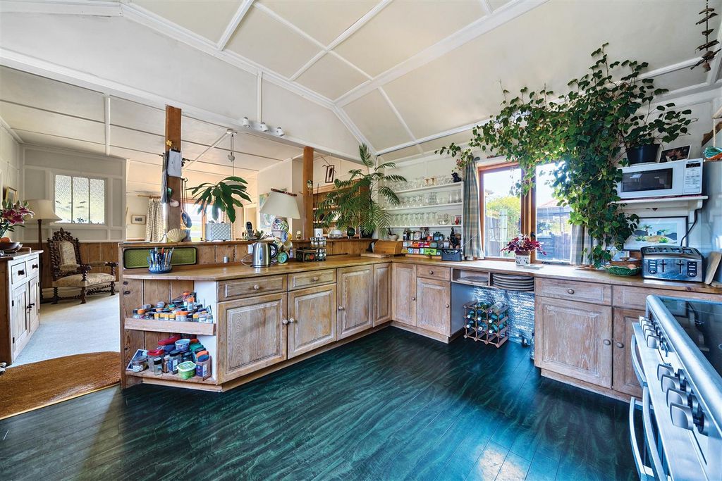 Property photo 3 of 18 Kitchen