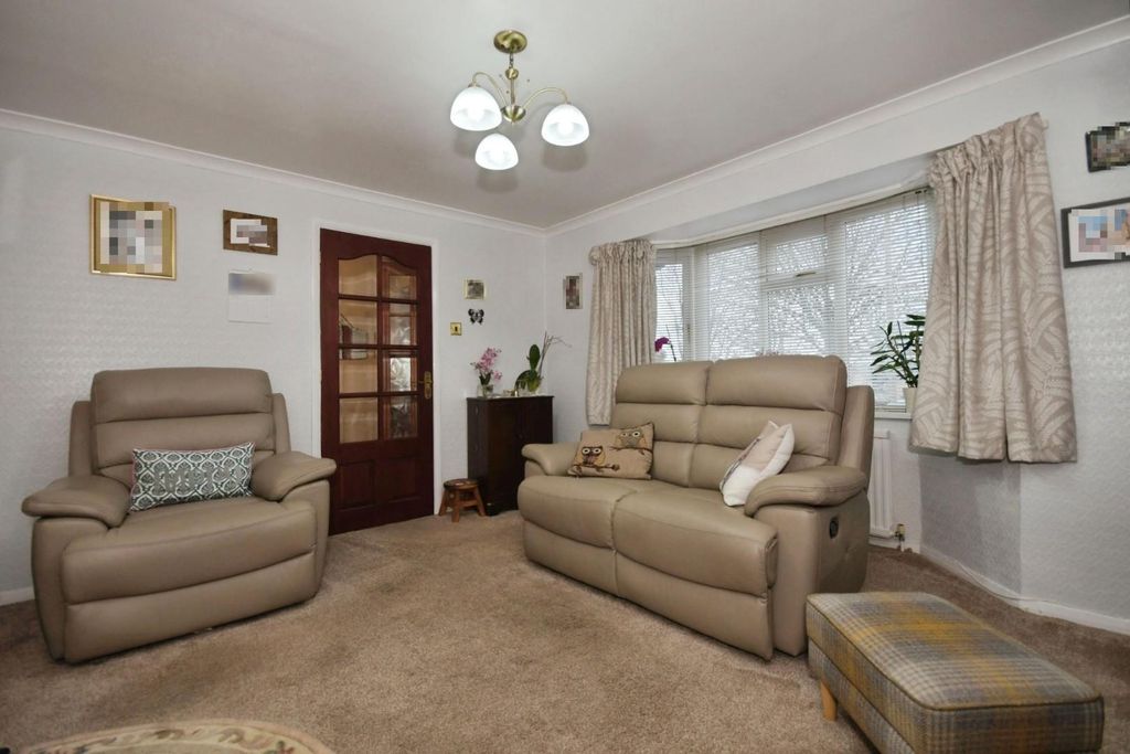 Property photo 3 of 19 Lounge 02.Jpg