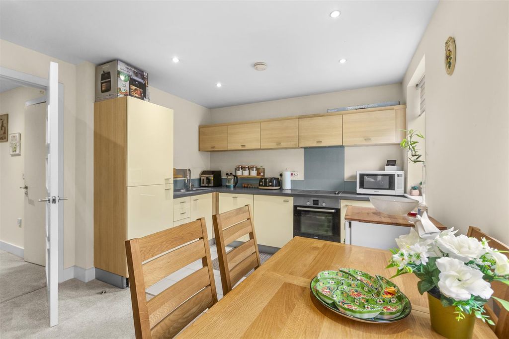 Property photo 3 of 11 Dining/Kitchen