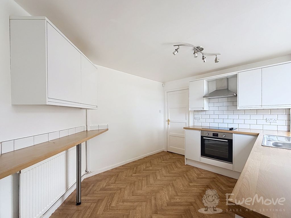 Property photo 2 of 17 Integrated Hob And Oven In Modern Kitchen