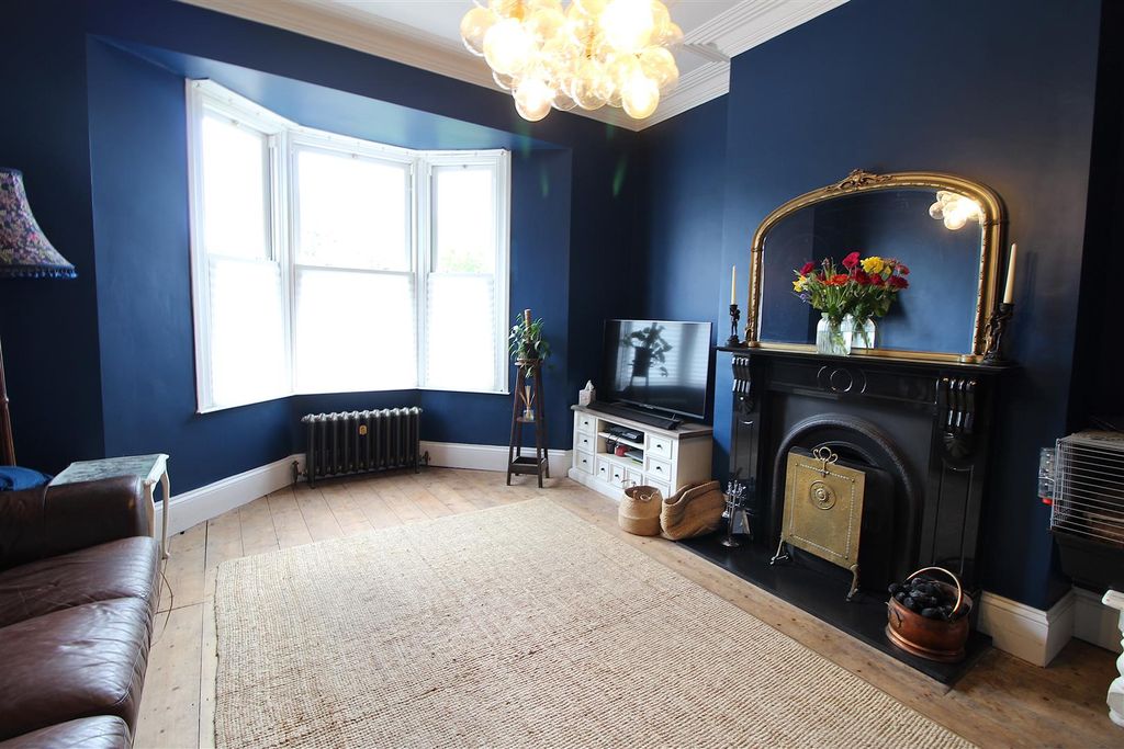 Property photo 2 of 14 Lounge