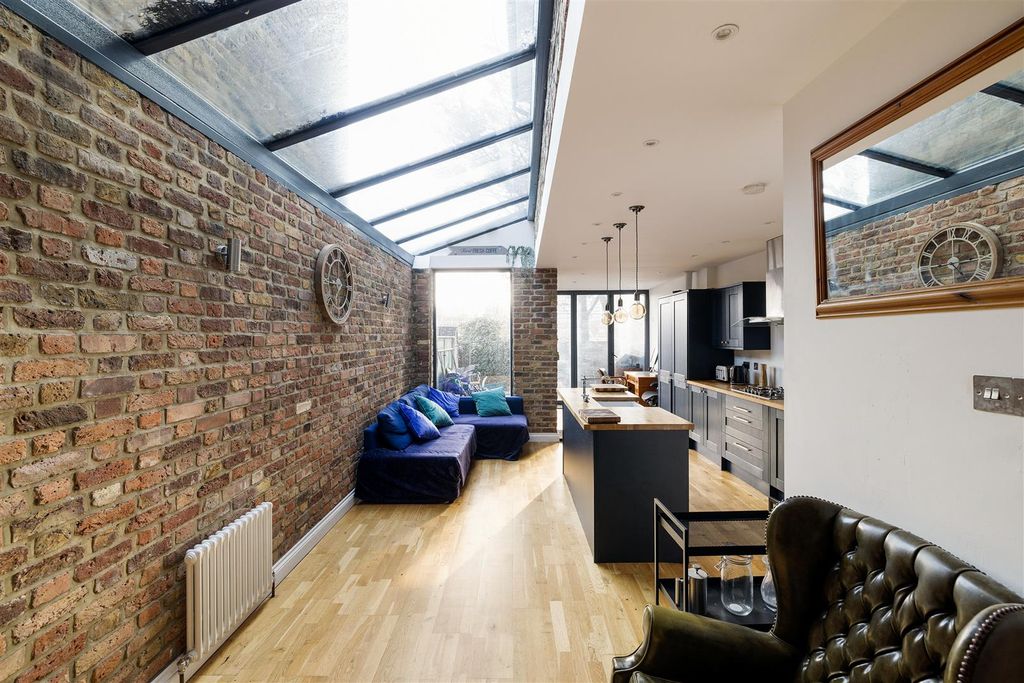 Property photo 3 of 32 Hassett Road, N16