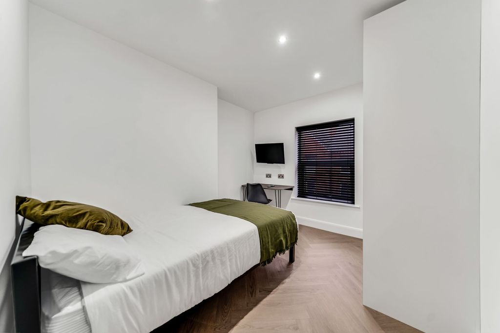 Property photo 1 of 5 A Bright And Modern Master Bedroom Featuring A Dou...