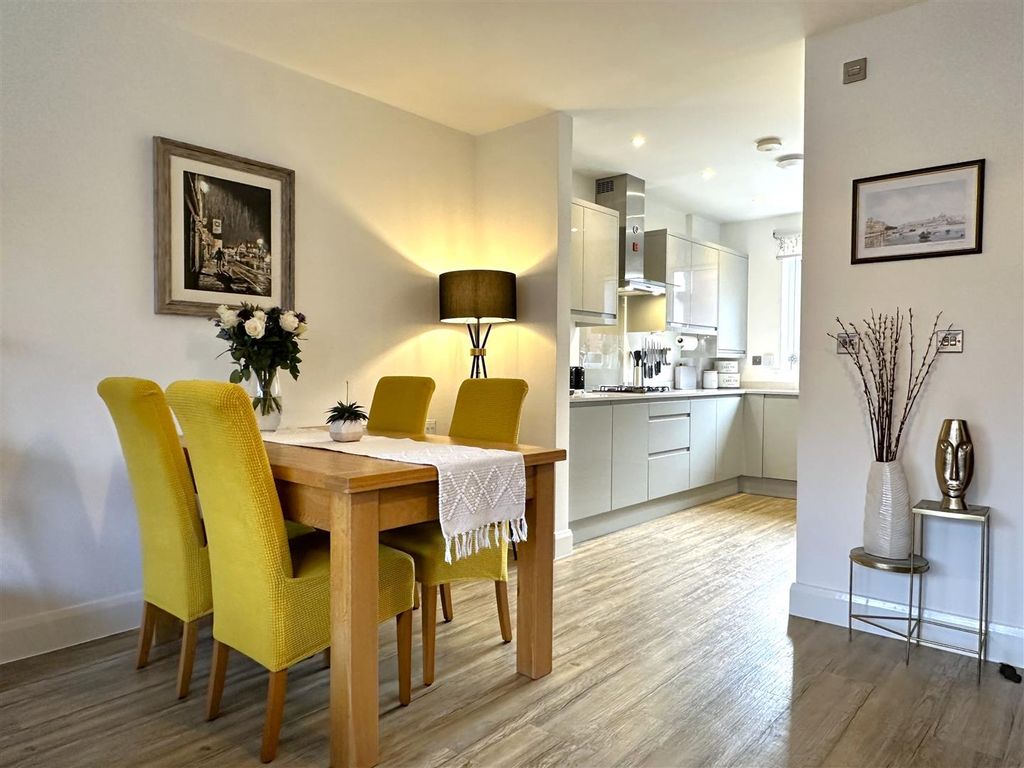 Property photo 2 of 21 Open-Plan Dining Kitchen 169