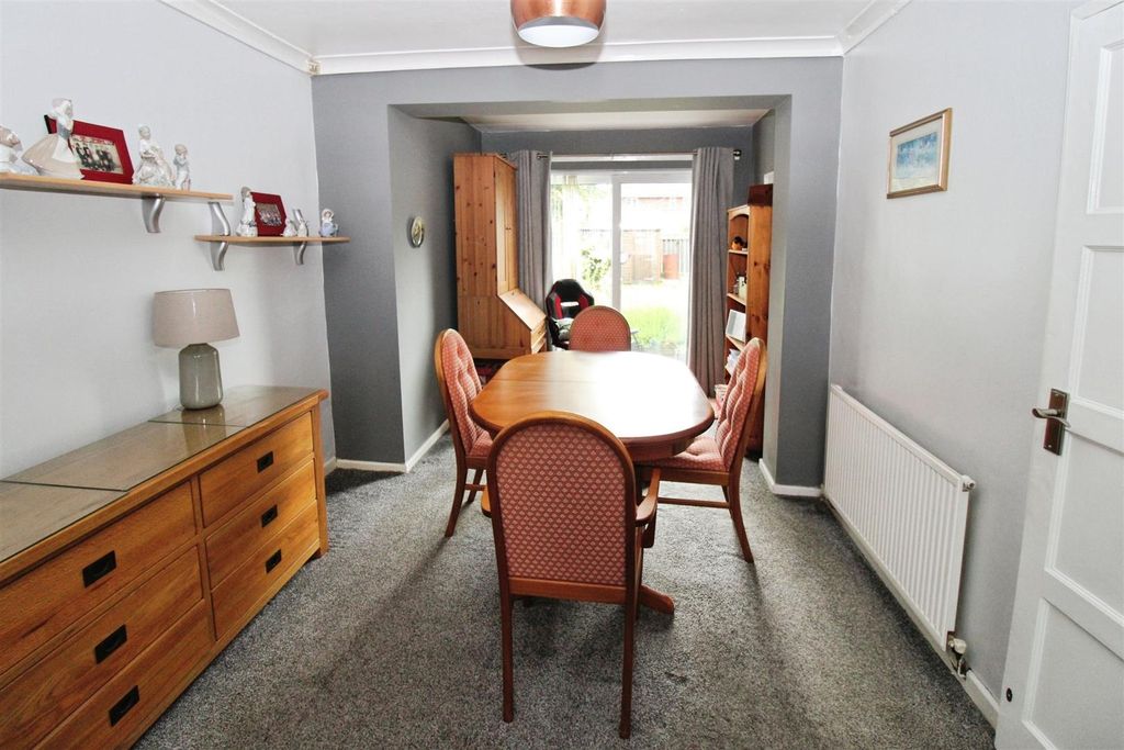 Property photo 3 of 11 Dining Area